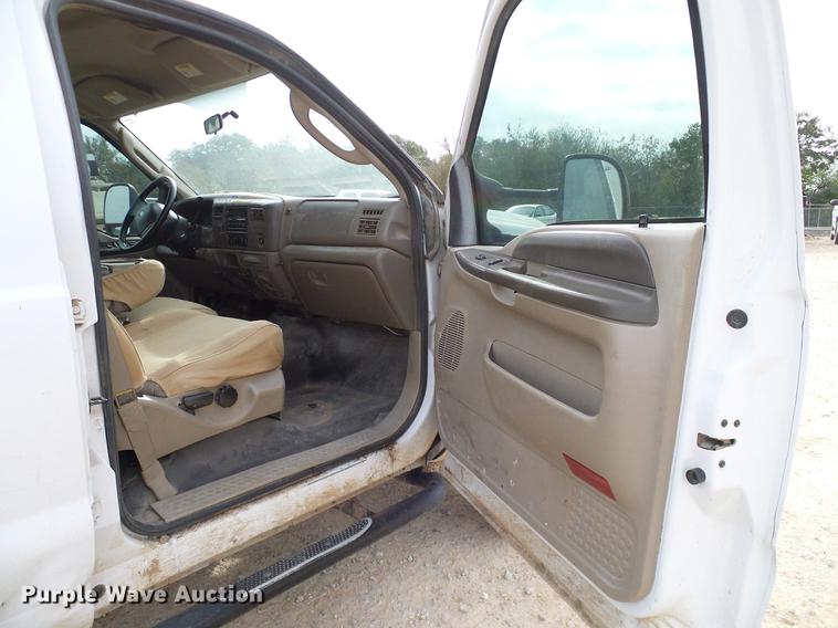 image for item DC2207 2004 Ford F350 Super Duty Crew Cab pickup truck