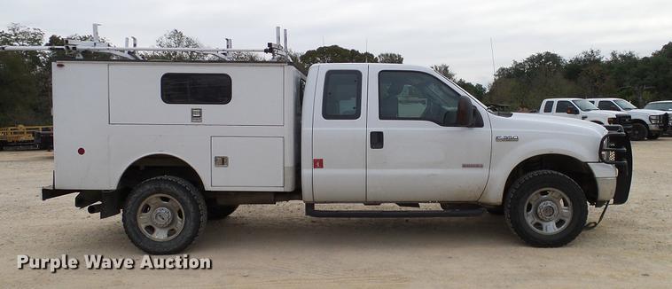 image for item DC2210 2007 Ford F350 Super Duty SuperCab utility bed pickup truck