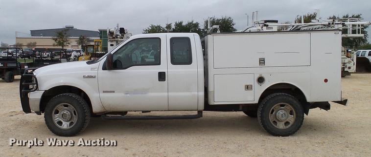 image for item DC2210 2007 Ford F350 Super Duty SuperCab utility bed pickup truck