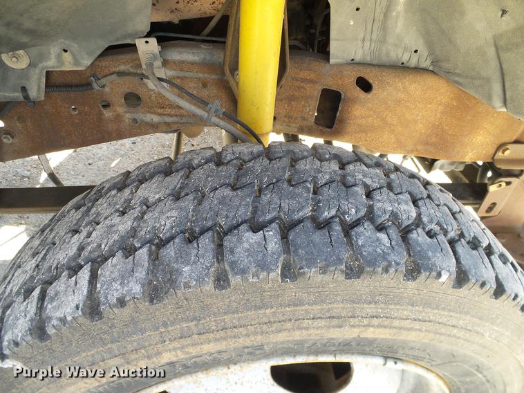 image for item DC2219 2002 Ford F450 Super Duty Crew Cab flatbed truck