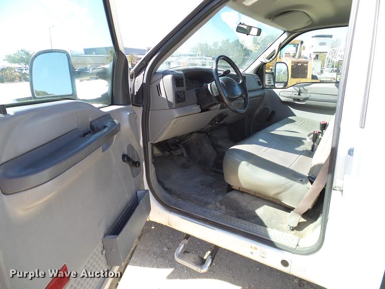 image for item DC2221 2000 Ford F550 utility truck with crane