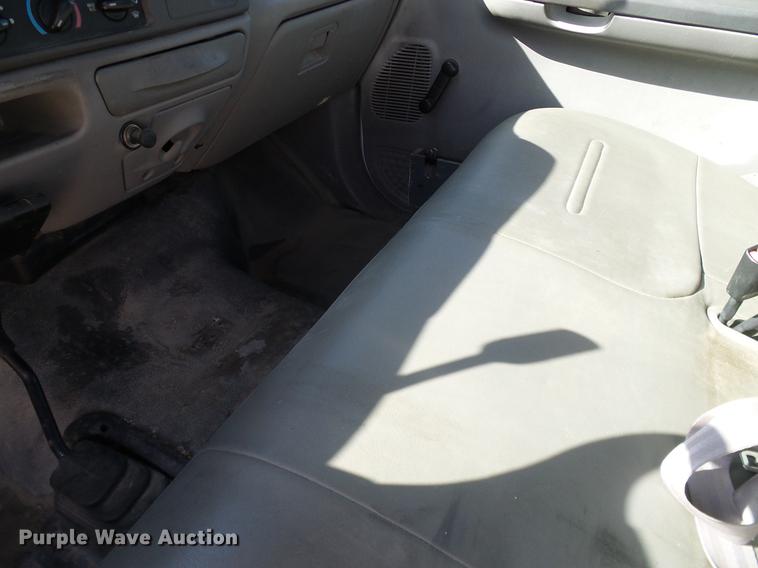 image for item DC2221 2000 Ford F550 utility truck with crane