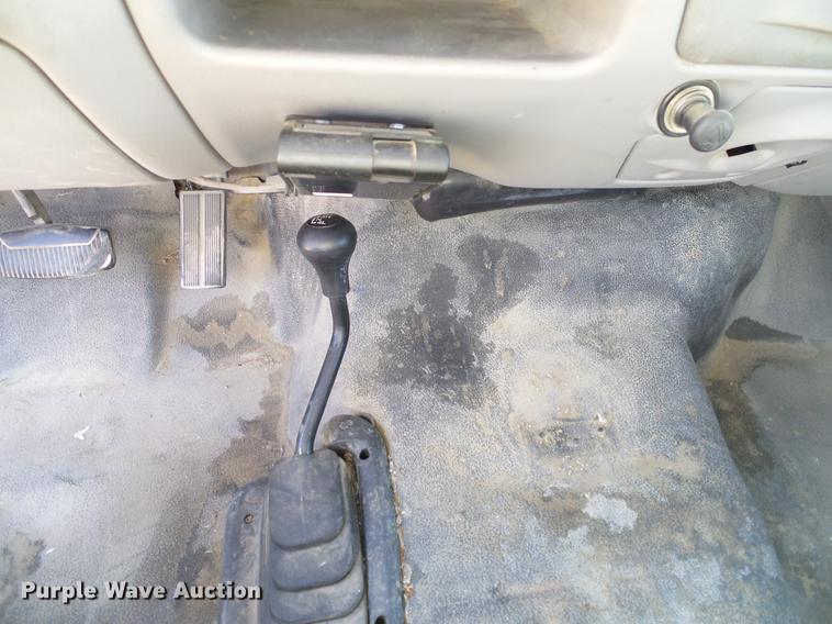 image for item DC2221 2000 Ford F550 utility truck with crane