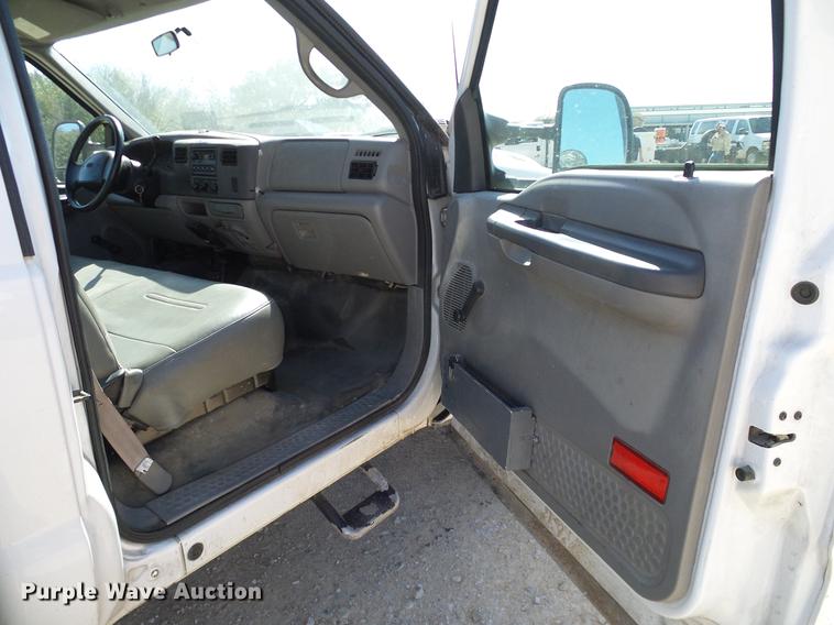 image for item DC2221 2000 Ford F550 utility truck with crane