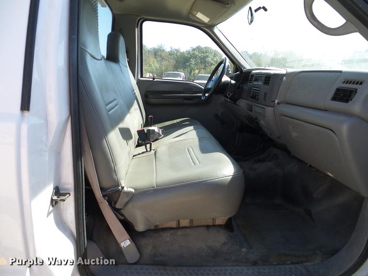 image for item DC2221 2000 Ford F550 utility truck with crane