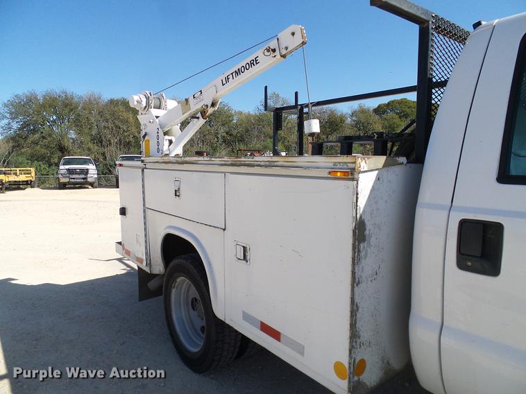 image for item DC2221 2000 Ford F550 utility truck with crane