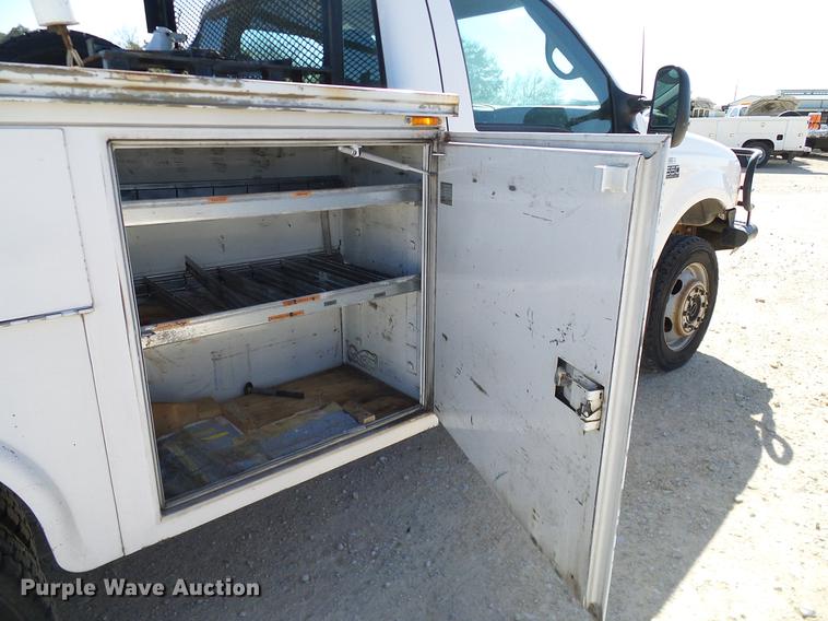 image for item DC2221 2000 Ford F550 utility truck with crane