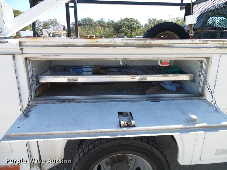 image for item DC2221 2000 Ford F550 utility truck with crane