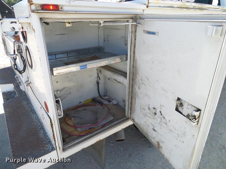 image for item DC2221 2000 Ford F550 utility truck with crane