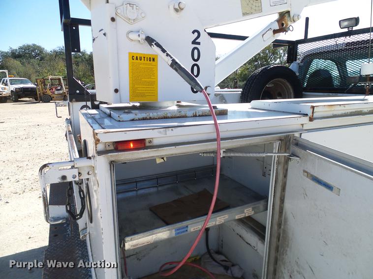 image for item DC2221 2000 Ford F550 utility truck with crane