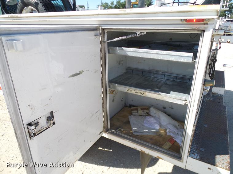 image for item DC2221 2000 Ford F550 utility truck with crane