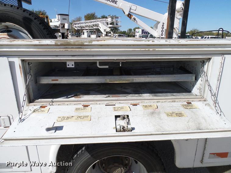 image for item DC2221 2000 Ford F550 utility truck with crane