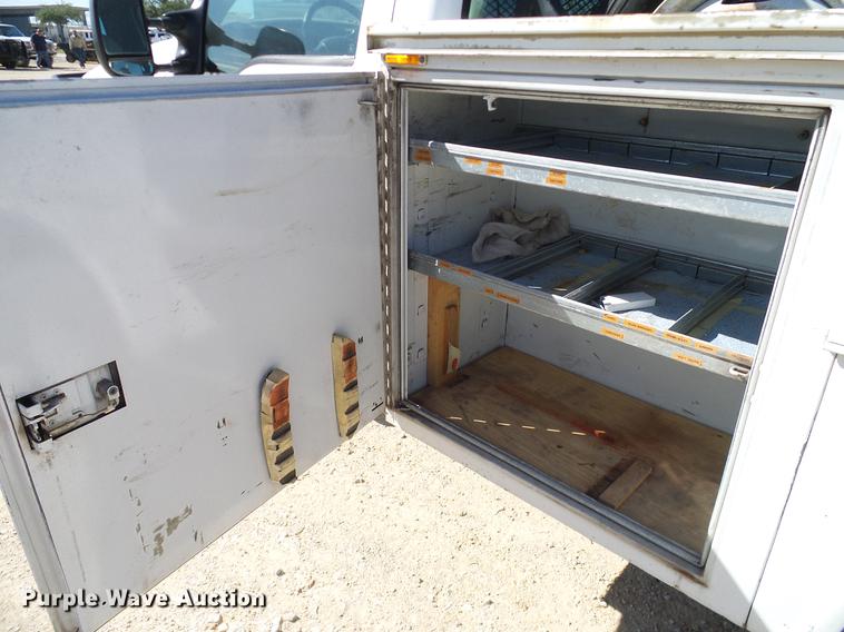 image for item DC2221 2000 Ford F550 utility truck with crane