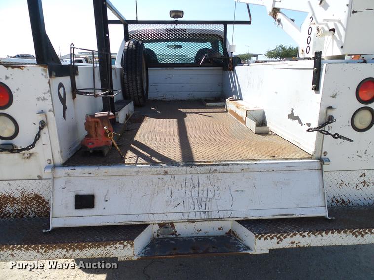 image for item DC2221 2000 Ford F550 utility truck with crane