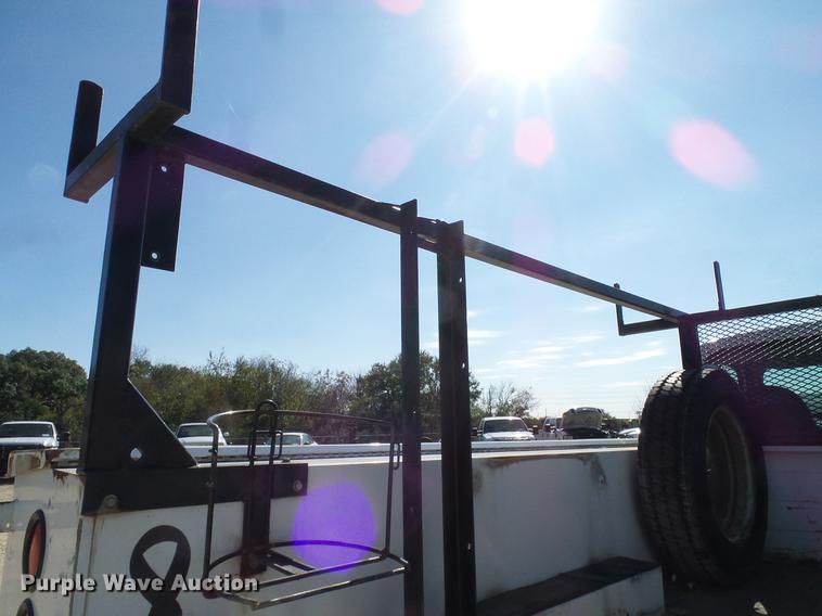 image for item DC2221 2000 Ford F550 utility truck with crane