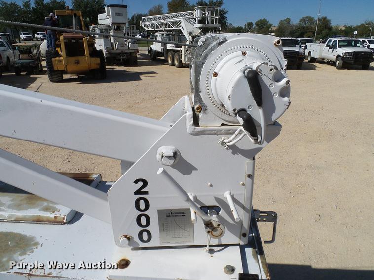 image for item DC2221 2000 Ford F550 utility truck with crane