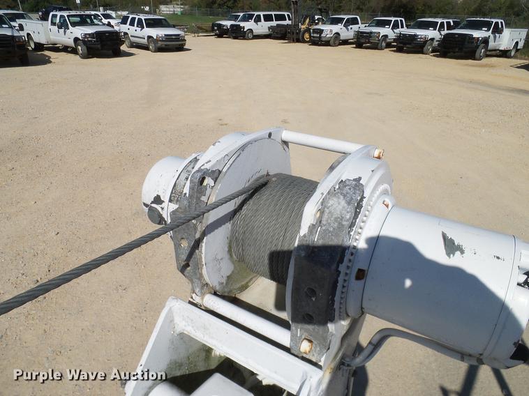 image for item DC2221 2000 Ford F550 utility truck with crane