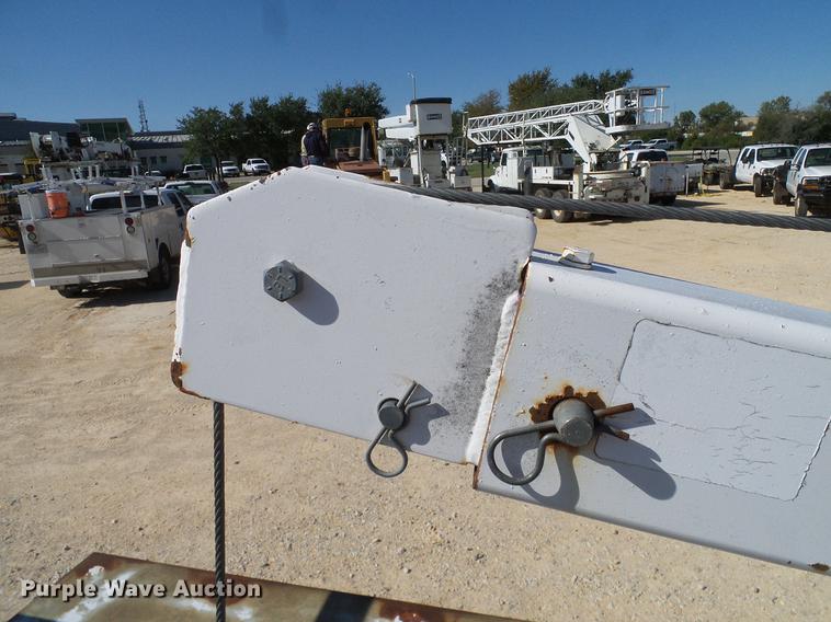 image for item DC2221 2000 Ford F550 utility truck with crane