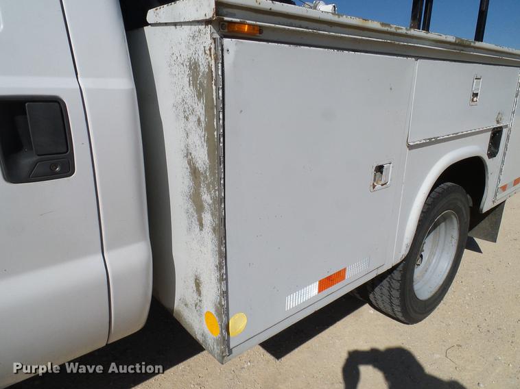 image for item DC2221 2000 Ford F550 utility truck with crane