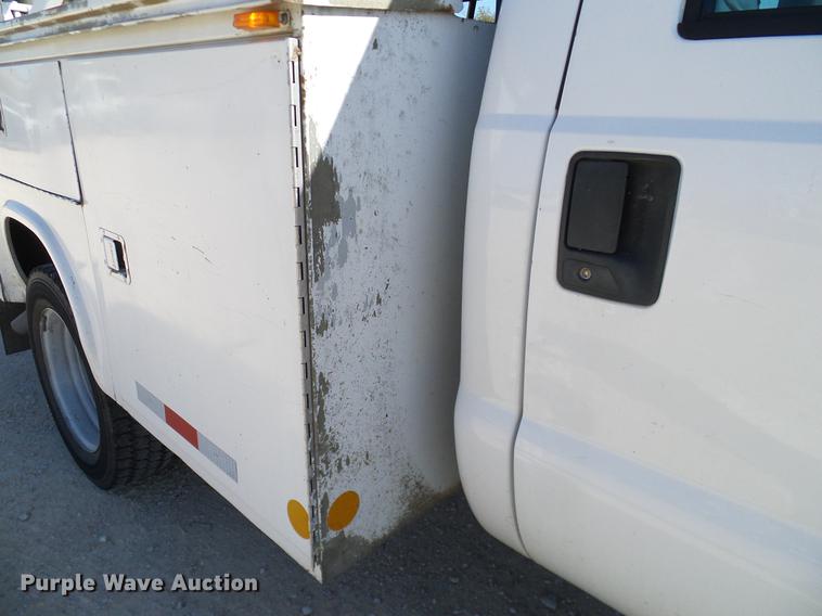 image for item DC2221 2000 Ford F550 utility truck with crane