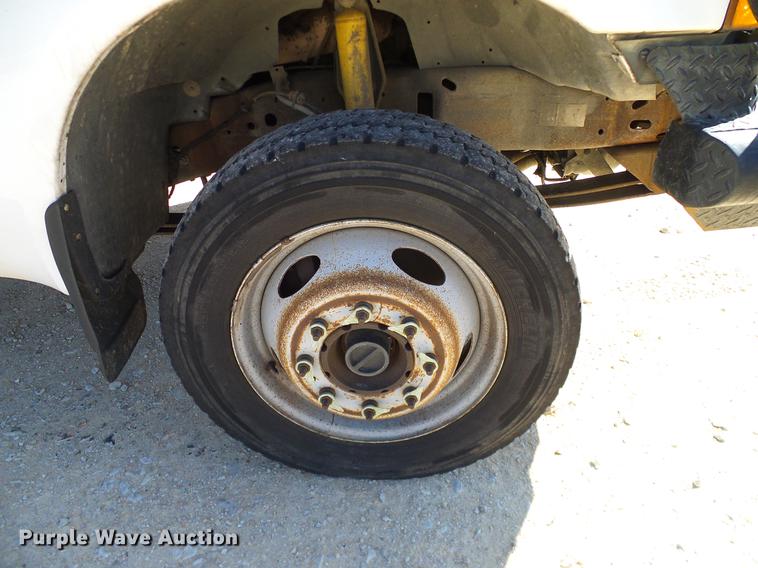 image for item DC2221 2000 Ford F550 utility truck with crane