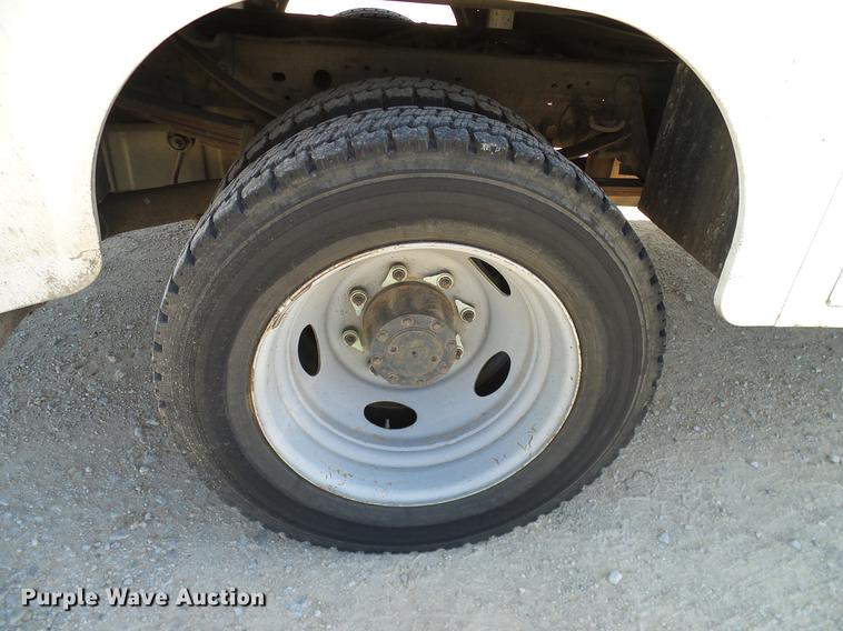 image for item DC2221 2000 Ford F550 utility truck with crane