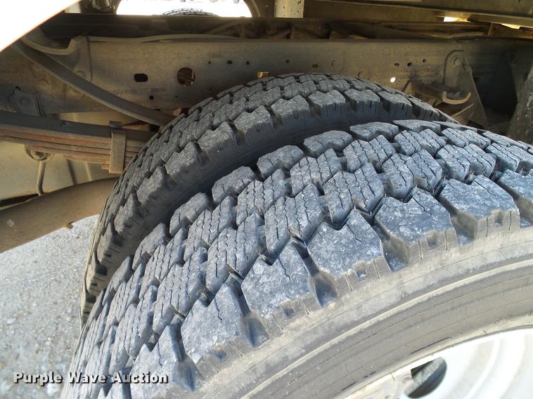 image for item DC2221 2000 Ford F550 utility truck with crane