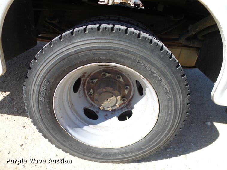 image for item DC2221 2000 Ford F550 utility truck with crane