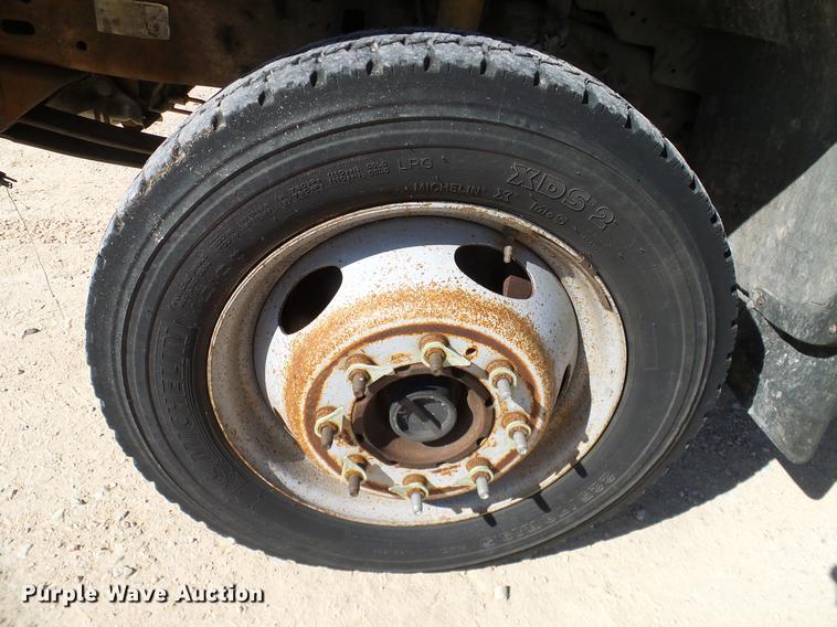 image for item DC2221 2000 Ford F550 utility truck with crane