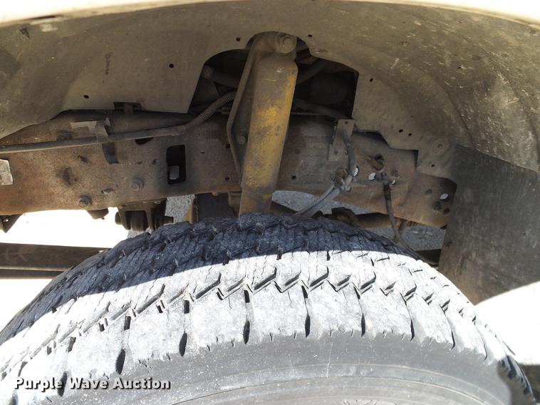 image for item DC2221 2000 Ford F550 utility truck with crane