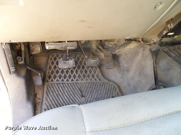 image for item DC2224 2001 Ford F550 Crew Cab flatbed truck