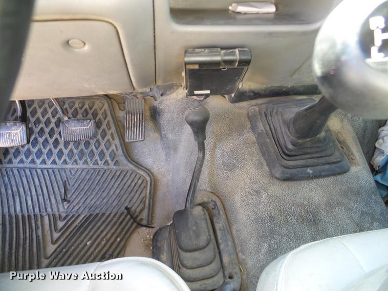 image for item DC2224 2001 Ford F550 Crew Cab flatbed truck