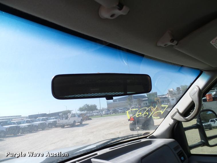 image for item DC2224 2001 Ford F550 Crew Cab flatbed truck