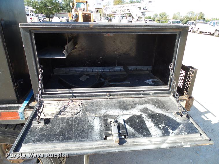 image for item DC2224 2001 Ford F550 Crew Cab flatbed truck