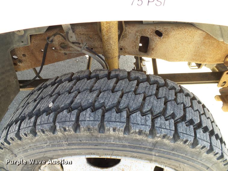 image for item DC2224 2001 Ford F550 Crew Cab flatbed truck