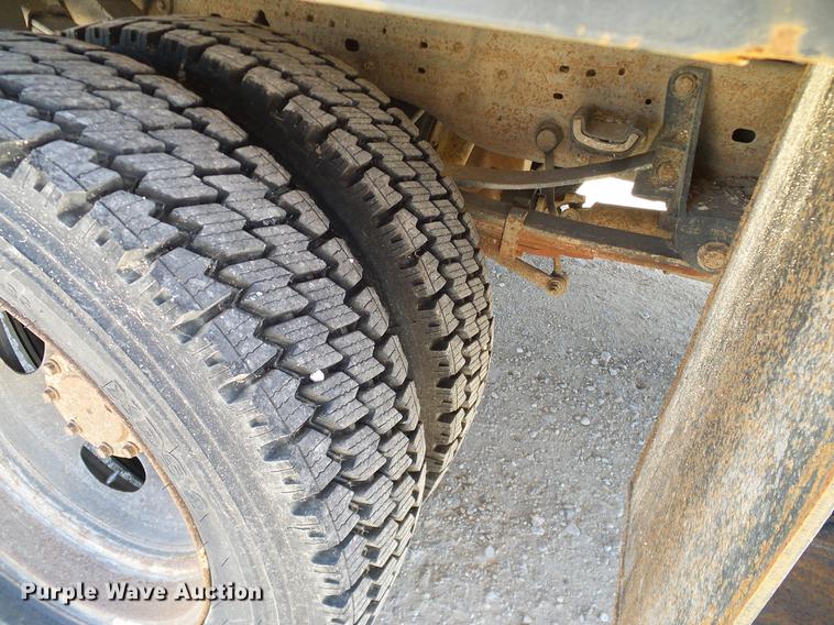 image for item DC2224 2001 Ford F550 Crew Cab flatbed truck