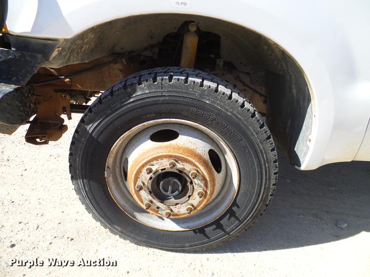 image for item DC2224 2001 Ford F550 Crew Cab flatbed truck