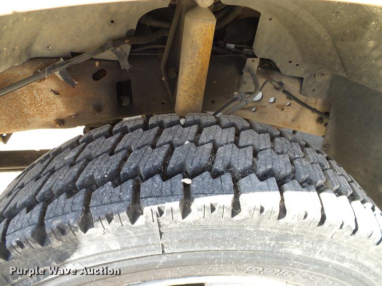 image for item DC2224 2001 Ford F550 Crew Cab flatbed truck