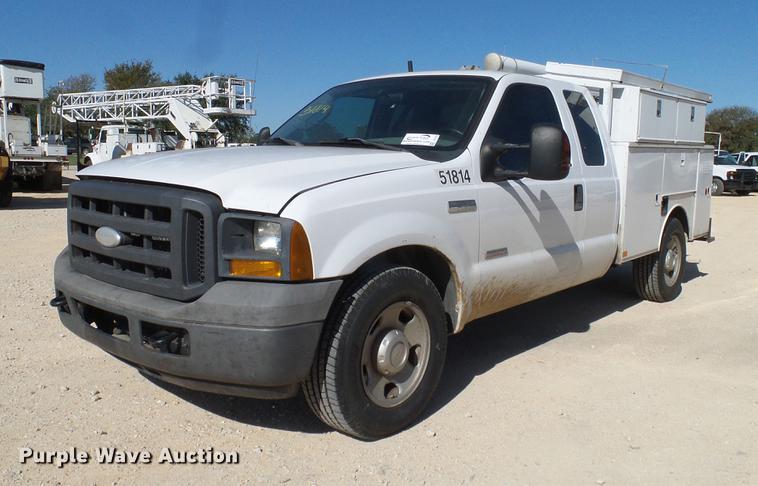 image for item DC2226 2005 Ford F350 Super Duty SuperCab utility bed pickup truck
