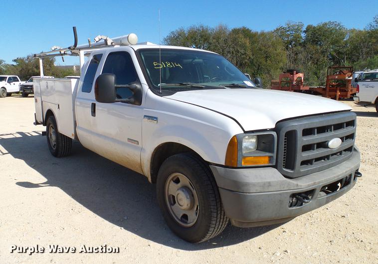 image for item DC2226 2005 Ford F350 Super Duty SuperCab utility bed pickup truck