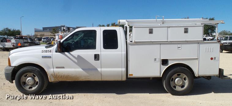 image for item DC2226 2005 Ford F350 Super Duty SuperCab utility bed pickup truck