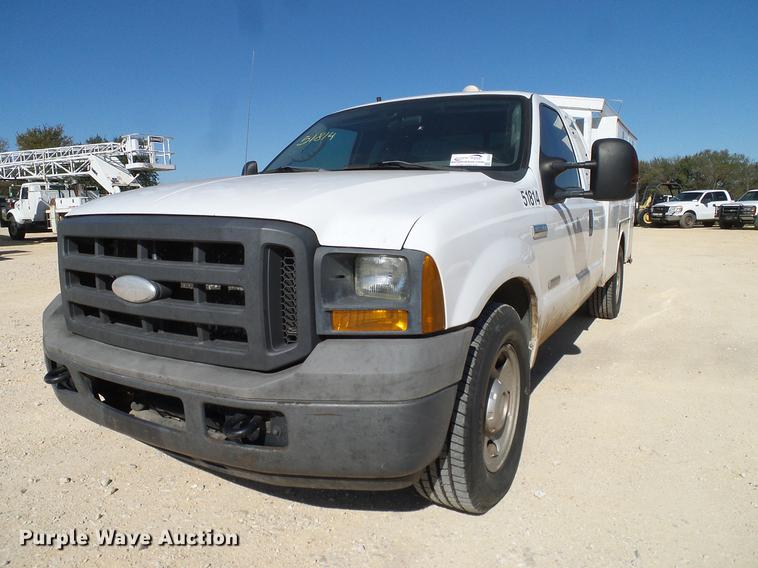 image for item DC2226 2005 Ford F350 Super Duty SuperCab utility bed pickup truck