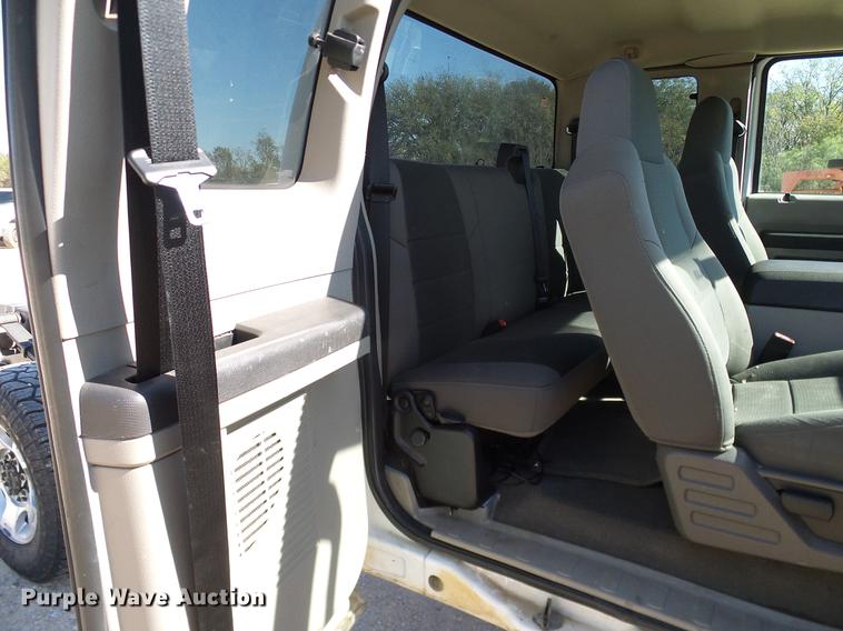 image for item DC2231 2010 Ford F350 Super Duty SuperCab pickup truck cab and chassis