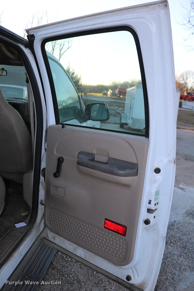 image for item DC3582 2001 Ford F250 Super Duty Crew Cab pickup truck