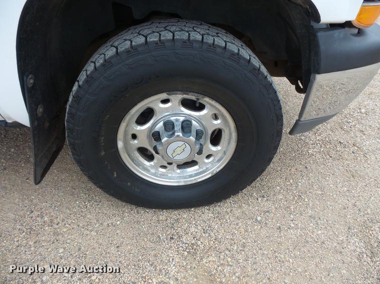 image for item DC4745 2000 Chevrolet Silverado K2500 Ext. Cab pickup truck