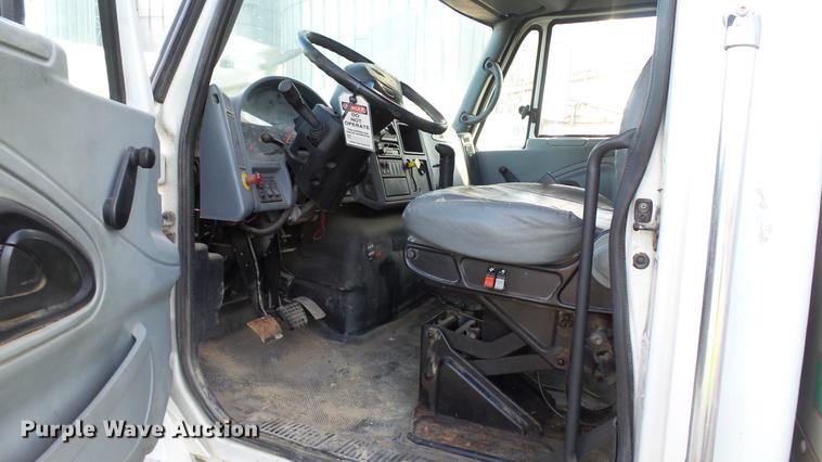 image for item DC5737 2005 International 4400 box truck