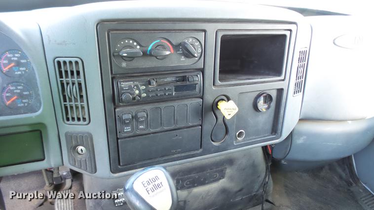 image for item DC5737 2005 International 4400 box truck