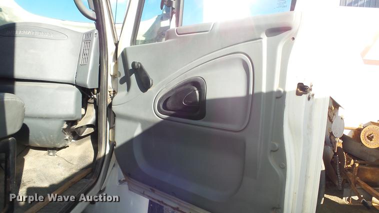 image for item DC5737 2005 International 4400 box truck