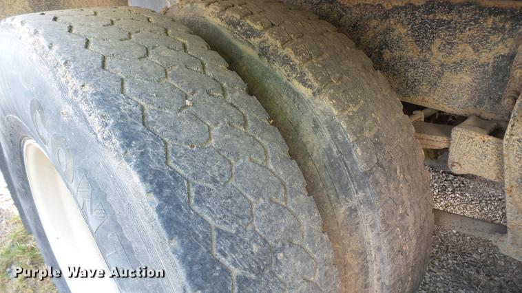 image for item DC5737 2005 International 4400 box truck