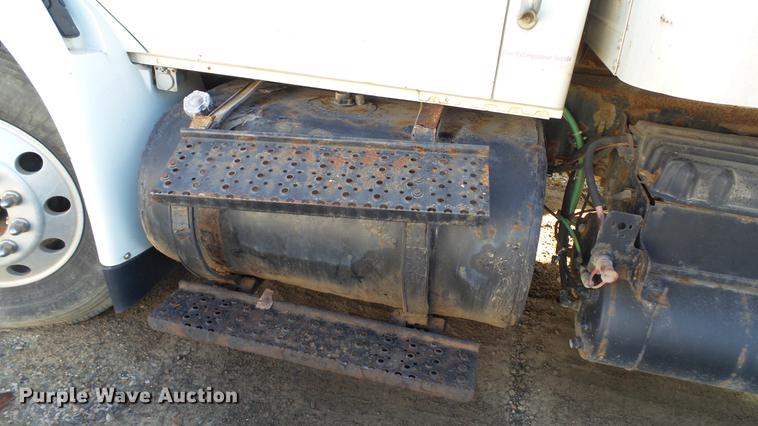 image for item DC5737 2005 International 4400 box truck